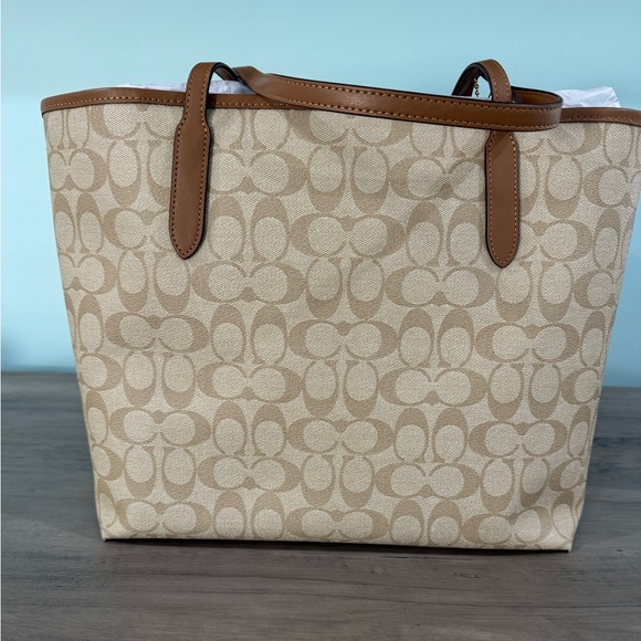 Coach City Tote in Signature Canvas - Picture 2 of 4